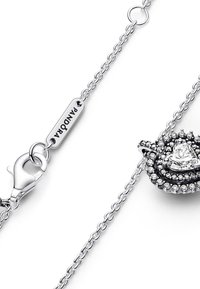 Strieborný náhrdelník z sterlingového striebra s príveskom v tvare srdca, so stredným čistým drahokamom obklopeným menšími akcentmi z kubických zirkónov.