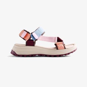 Sandalo con punta aperta, suola beige e cinturini regolabili multicolori in blu, rosa, arancione e bordeaux per una calzata sicura e una buona aderenza.