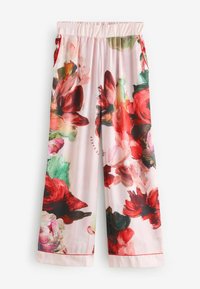 Roze wijde broek met bloemenprint en rode en groene accenten. Voorzien van een elastische tailleband en zijzakken; soepel stoffen textuur.