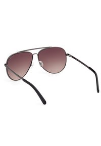Ochelari de soare de tip aviator cu un cadru subțire din metal argintiu, lentile maro cu gradient și vârfuri de temple din acetat negru. Include suporturi pentru nas ajustabile.