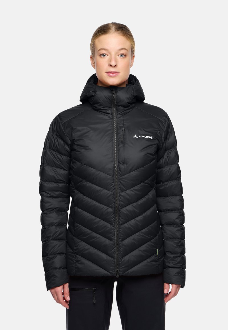 Schwarze isolierte Jacke mit hohem Kragen, Zickzack-Steppmuster, vorderem Reißverschluss und einem Logo auf der linken Brust. Glatte Textur, leichtes Design.