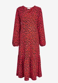 Robe de maternité rouge avec imprimé léopard noir et rose, manches longues bouffantes, décolleté en V, et détails froncés à la taille et à l'ourlet.