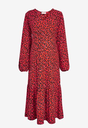 Robe de maternité rouge avec imprimé léopard noir et rose, manches longues bouffantes, décolleté en V, et détails froncés à la taille et à l'ourlet.