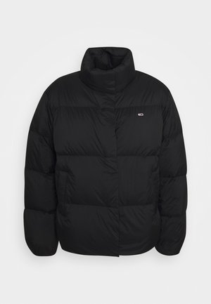 Czarna pikowana kurtka puchowa z wysokim kołnierzem i małym prostokątnym logo na lewej piersi, długimi rękawami i bocznymi kieszeniami.
