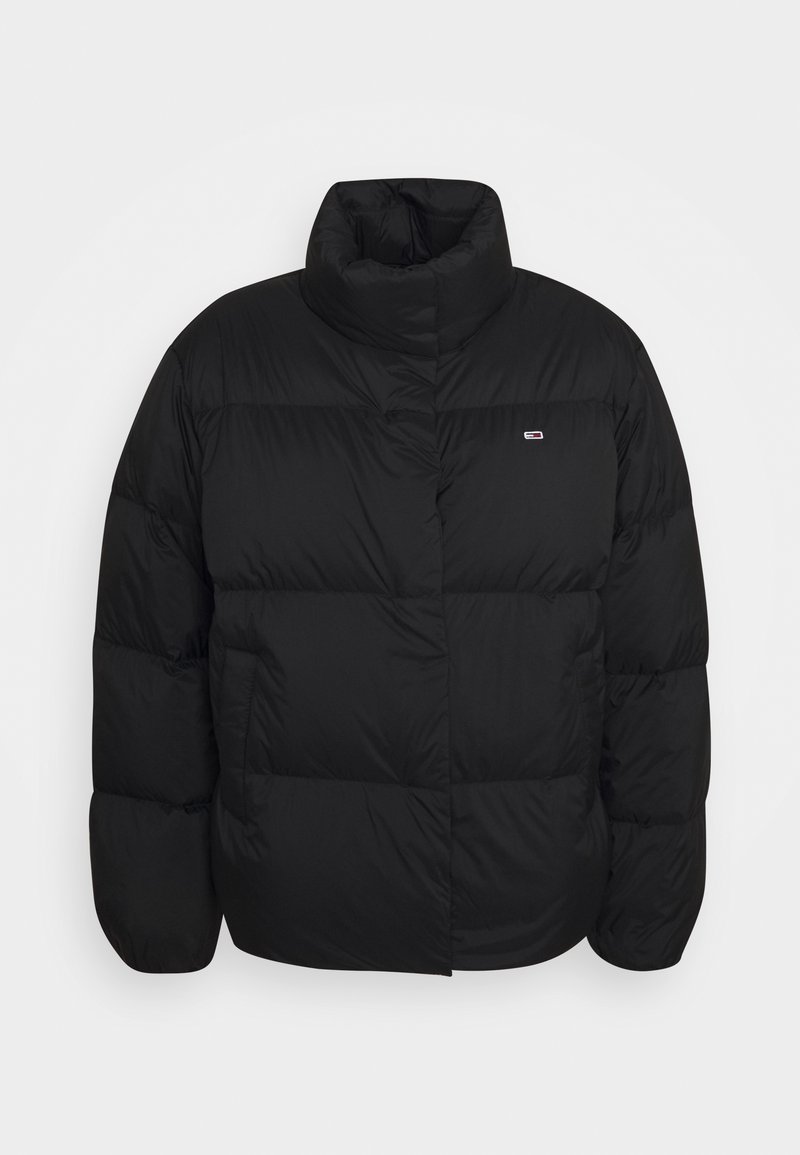 Veste matelassée noire avec col montant et petit logo rectangulaire sur la poitrine gauche, manches longues et poches latérales.