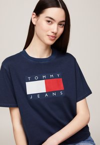 Tommy Jeans FLAG TEE - Marškinėliai su spaudiniu - dark night navy