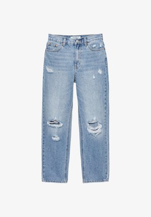 Jean en denim bleu clair à coupe droite, présentant plusieurs zones déchirées et des ourlets effilochés. Fermeture par bouton et zip.