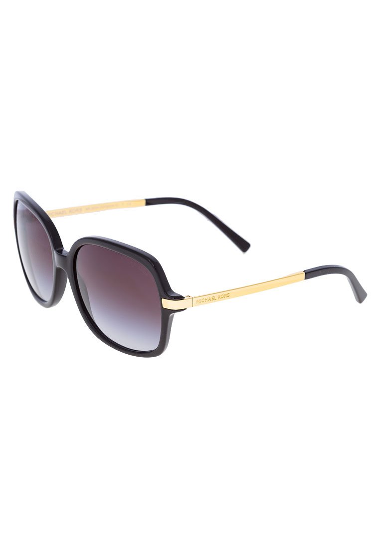 Ochelari de soare din plastic negru cu lentile întunecate în degrade, accente aurii pe brate și un design lat, pătrat al ramei.