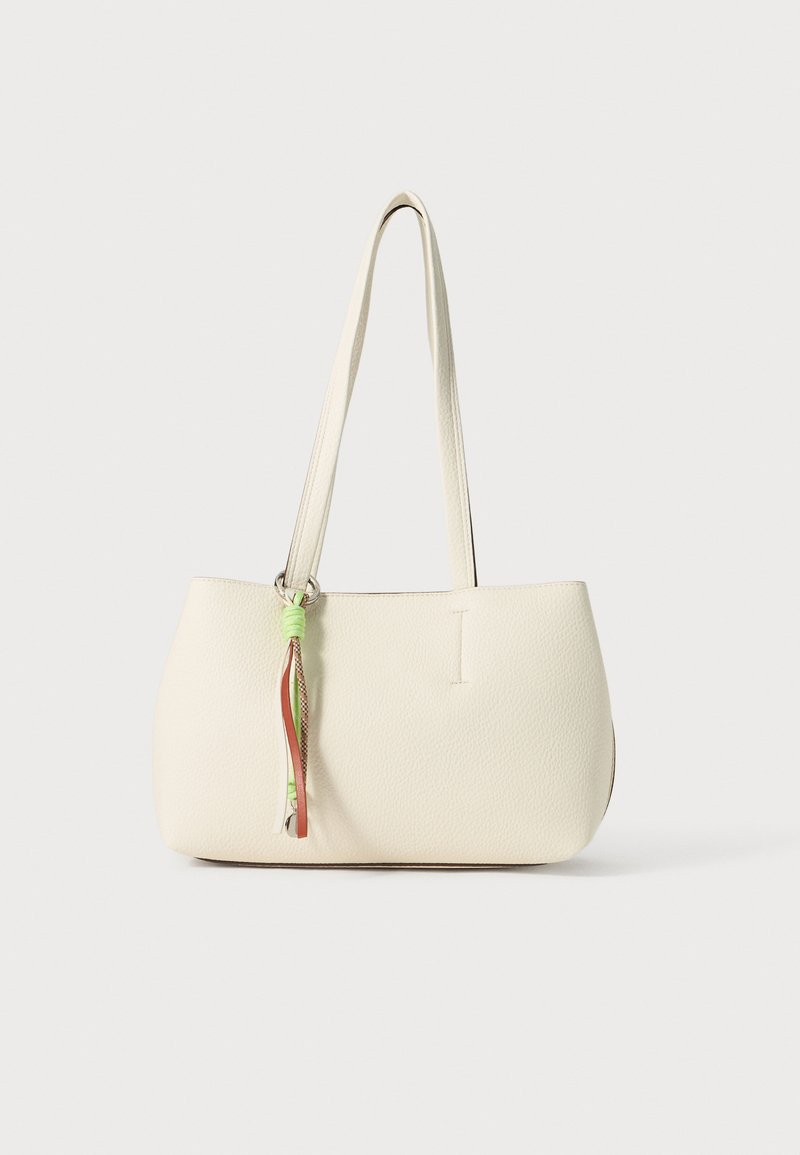 Borsa a tracolla color crema con finitura testurizzata, manici lisci e un tassello decorativo con accenti verdi, rossi e a motivo.