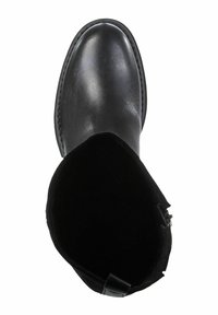 Bottillon en cuir noir avec une surface lisse, un bout arrondi et une tige courte ; l'intérieur est doté d'une doublure en tissu noir et d'une fermeture éclair sur le côté.