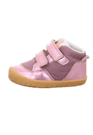 Sneaker rosa per toddler con due cinturini in Velcro, suola in gomma e colletto imbottito per il supporto della caviglia, progettata per i primi passi.