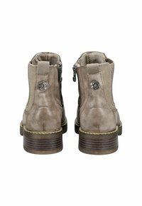 Botines tobilleros marrones de ante y tela, con cremalleras laterales, detalles metálicos redondos y un tacón apilado con una suela texturizada.