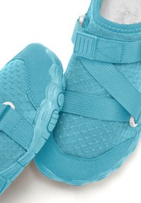 Hellblaue Wasserschuhe verfügen über ein strukturiertes, atmungsaktives Design mit einem Wabenmuster, verstellbaren Riemen und einer Gummisohle für guten Halt.