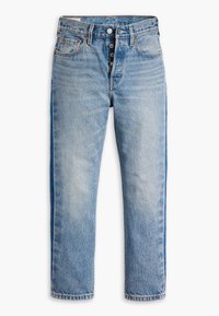 Jeans de mezclilla azul claro con un diseño de pierna recta. Cierre de botón, estilo de cinco bolsillos y lavado desgastado con sutiles detalles de arrugas.