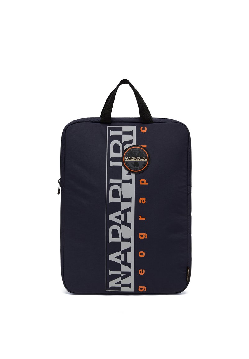 Mørkeblå laptop sleeve med sort håndtag, der har fed hvid og orange tekstlogo samt en rund patch accent. Glat, holdbart stof.