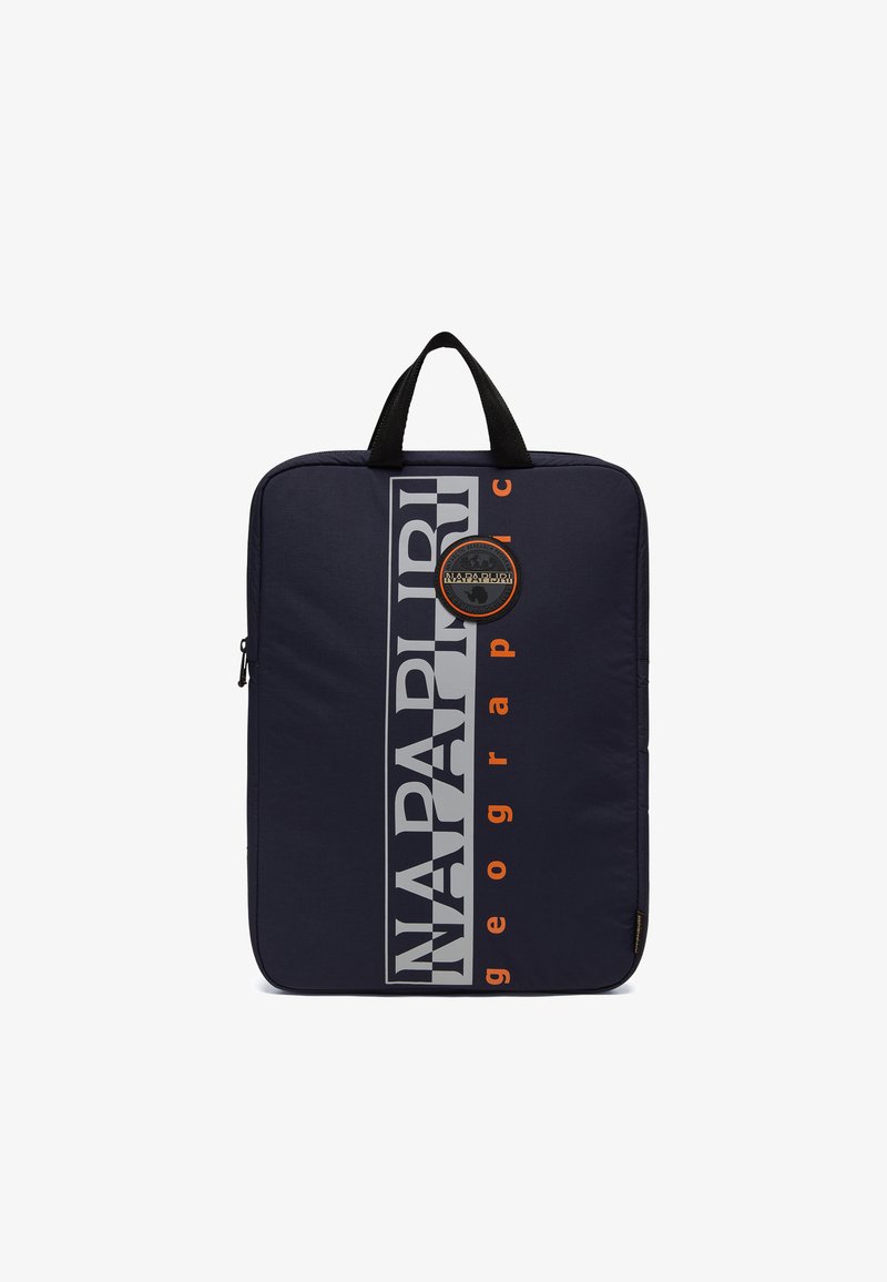 Mørkeblå laptop sleeve med sort håndtag, der har fed hvid og orange tekstlogo samt en rund patch accent. Glat, holdbart stof.