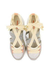 Chaussures légères en maille et en suède de couleur gris, crème et pêche, avec des sangles croisées, des détails de nœud proéminents et une semelle intérieure rembourrée.