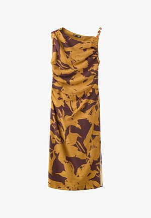 Robe midi sans manches avec motif floral abstrait marron et moutarde, avec des détails froncés et une bretelle perlée sur une épaule.