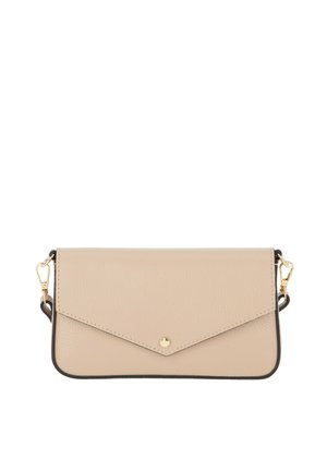 Beżowa, prostokątna torebka na ramię z klapką w kształcie koperty, małym złotym guzikiem, czarnym obszyciem i złotymi klamrami na odpinanym pasku.