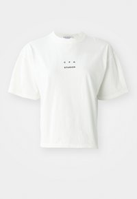 Hvid cropped t-shirt lavet af bomuld, med korte ærmer, rund hals og et sort trykt logo, der står "CPH STUDIOS" på fronten.
