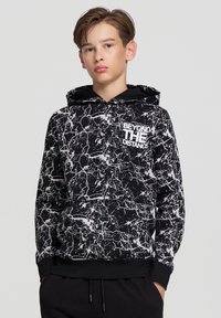 Felpa nera con motivo in marmo bianco, tasca frontale e testo "BEYOND THE DISTANCE". Presenta un cappuccio con cordino e polsini a coste.