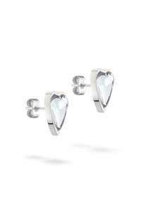 Orecchini a perno a forma di cuore in metallo argentato con pietre trasparenti sfaccettate. Texture liscia con finitura lucida e design minimalista.