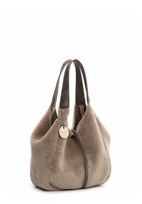 Sac à main en feutre beige avec des anses en cuir marron, présentant une surface texturée et une étiquette en métal circulaire attachée par une chaîne.