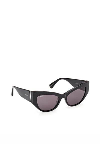 Lunettes de soleil noires à monture épaisse en forme d'œil de chat avec des verres foncés, arborant la marque "MaxMara" sur les branches et le coin des verres.
