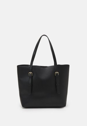 Černá taška přes rameno vyrobená z hladkého syntetického materiálu, s dvěma dlouhými uchy a zlatým kováním. Design bez víka, minimalistický tvar.