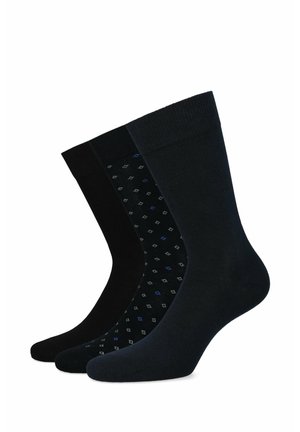 Trzy pary czarnych skarpetek, dwie jednorodne, jedna w geometryczny niebiesko-biały wzór. Wykonane z miękkiego materiału, z prążkowanymi mankietami.