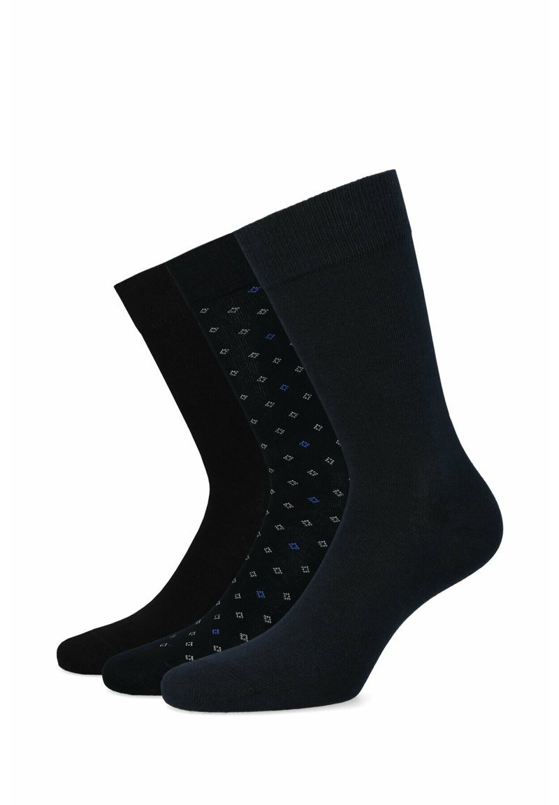 Trzy pary czarnych skarpetek, dwie jednorodne, jedna w geometryczny niebiesko-biały wzór. Wykonane z miękkiego materiału, z prążkowanymi mankietami.