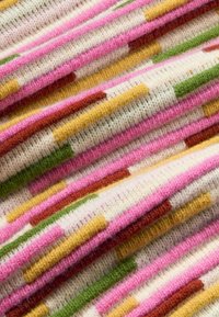 Tessuto intrecciato con strisce rosa, verdi, gialle e marroni su uno sfondo avorio; superficie morbida con una leggera peluria.