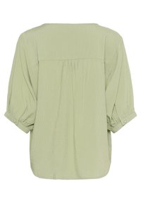 Top verde chiaro, morbido e dal taglio ampio, realizzato in tessuto texturizzato. Presenta un collo rotondo, maniche puff a tre quarti e pieghe sulla parte posteriore.