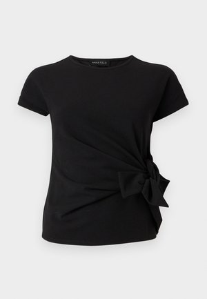 Μαύρο γυναικείο τοπ με κοντά μανίκια, στρογγυλή λαιμόκοψη και διακοσμητικό φιόγκο στη δεξιά πλευρά της μέσης.