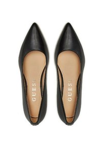 Décolleté in pelle nera con punta affusolata, presentano una soletta beige e il marchio "GUESS". Le scarpe hanno una texture liscia e lucida.