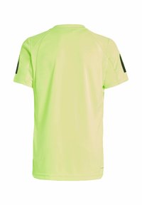 T-shirt de sport vert à manches courtes avec une texture lisse. Présente des accents noirs sur les manches et un col rond. Conception légère.