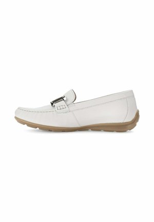 Mocassin en cuir blanc avec semelle en caoutchouc couleur fauve et détail de boucle argentée sur le dessus, présenté de profil sur fond blanc.