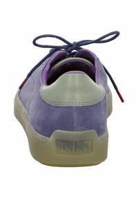 Lila Wildlederschuhe mit runder Zehenpartie, kontrastierenden grünen Absatzdetails und blauen Schnürsenkeln. Sie haben eine strukturierte Gummisohle und geprägtes Branding.