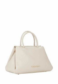Bolso de cuero color crema con forma estructurada, doble asa y logotipo dorado en el frente. Presenta una textura suave y un diseño minimalista.