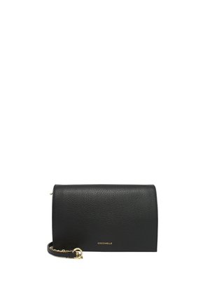Borsa a tracolla nera in pelle con finitura texturizzata, caratterizzata da un logo dorato, una tracolla a catena removibile e un design rettangolare strutturato.