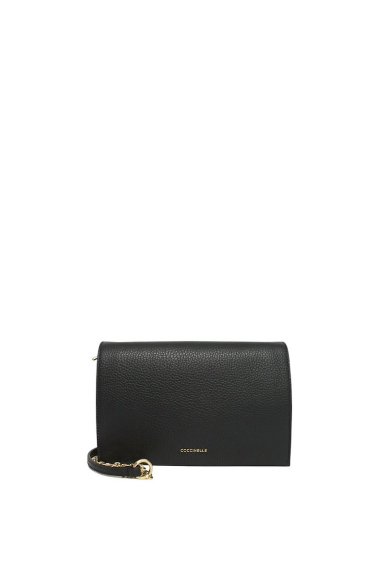 Borsa a tracolla nera in pelle con finitura texturizzata, caratterizzata da un logo dorato, una tracolla a catena removibile e un design rettangolare strutturato.