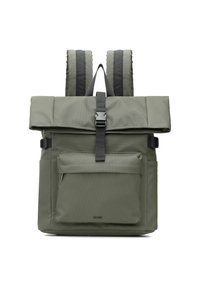 Zielony plecak roll-top z przednią kieszenią na zamek, czarną klamrą, wyściełanymi ramiączkami i bocznymi zapięciami regulacyjnymi.