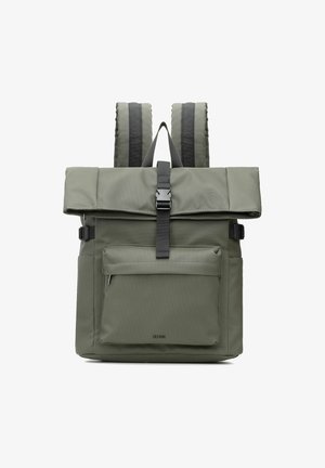 Zielony plecak roll-top z przednią kieszenią na zamek, czarną klamrą, wyściełanymi ramiączkami i bocznymi zapięciami regulacyjnymi.