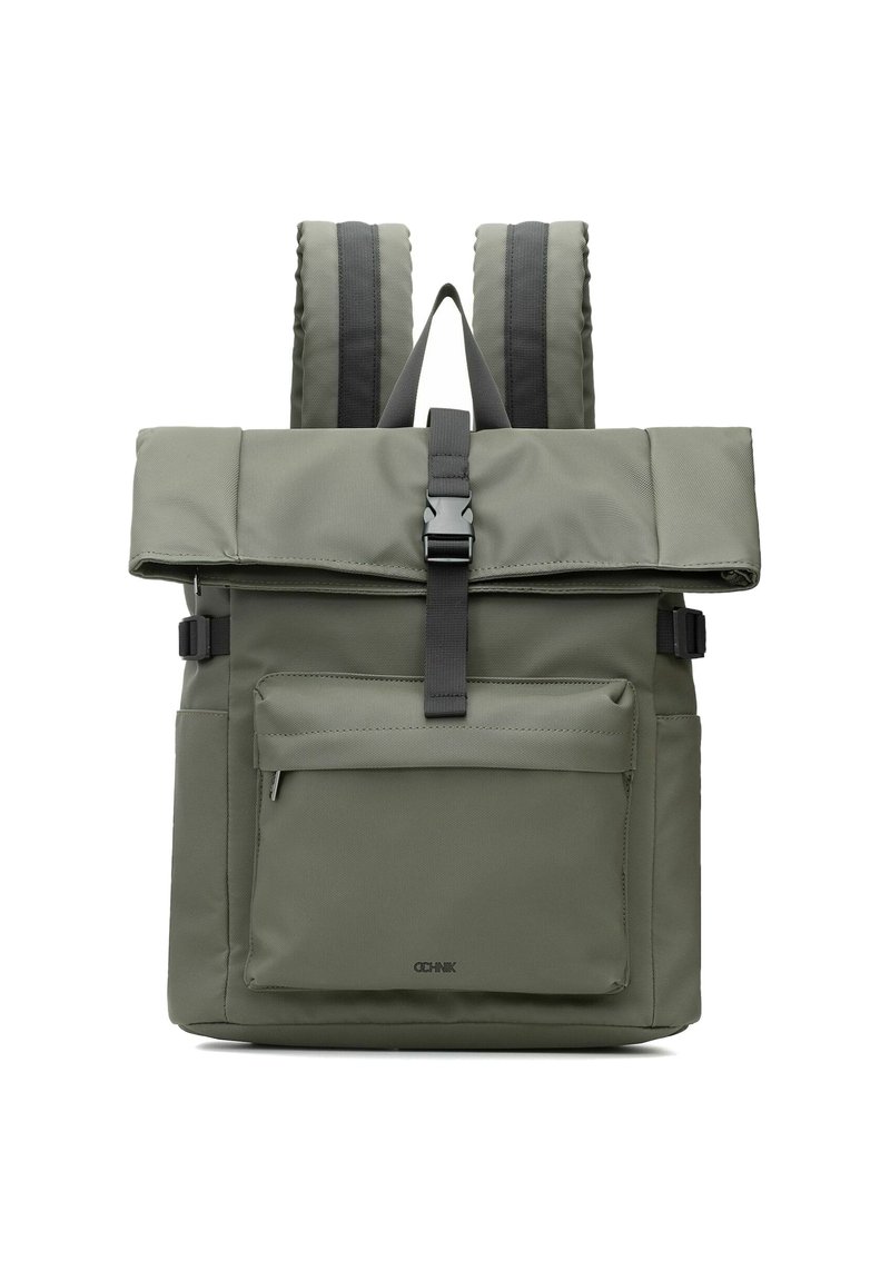 Zielony plecak roll-top z przednią kieszenią na zamek, czarną klamrą, wyściełanymi ramiączkami i bocznymi zapięciami regulacyjnymi.