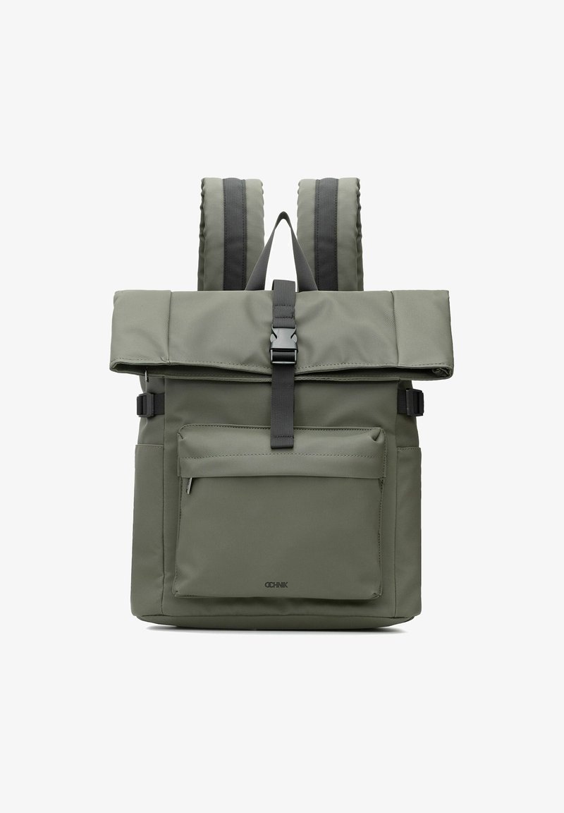 Zielony plecak roll-top z przednią kieszenią na zamek, czarną klamrą, wyściełanymi ramiączkami i bocznymi zapięciami regulacyjnymi.