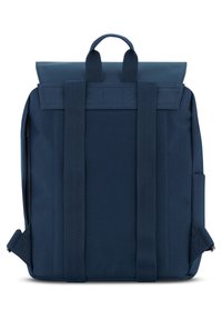 Mochila azul marino con correas ajustables, un asa en la parte superior y un diseño rectangular suave. Hecha de un tejido duradero con un bolsillo lateral.