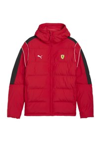 Rød pufferjakke med hætte, med sorte detaljer på skuldrene, hvid piping, og et Ferrari-logo på brystet.