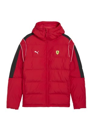 Rød pufferjakke med hætte, med sorte detaljer på skuldrene, hvid piping, og et Ferrari-logo på brystet.