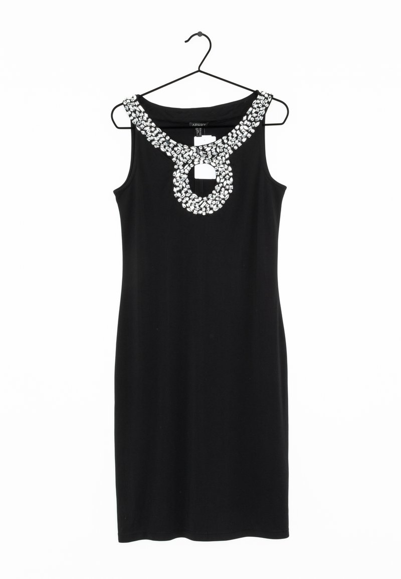 Robe noire sans manches avec un décolleté rond en forme de trou de serrure, décorée de grandes pierres blanches en strass, suspendue à un cintre noir.