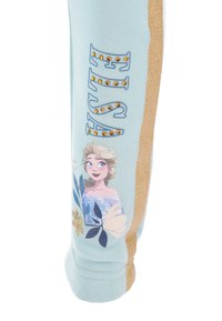 Helle blaue Leggings haben einen glitzernden goldenen Streifen und eine Illustration eines Charakters, Blumen und den Text "ELSA" in dekorativer Schrift.